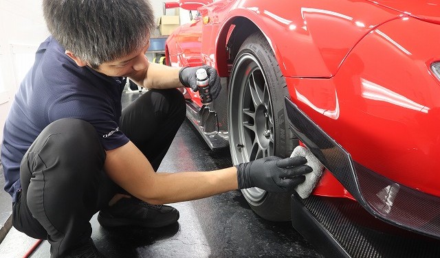 細部までコーティング剤を塗布している様子