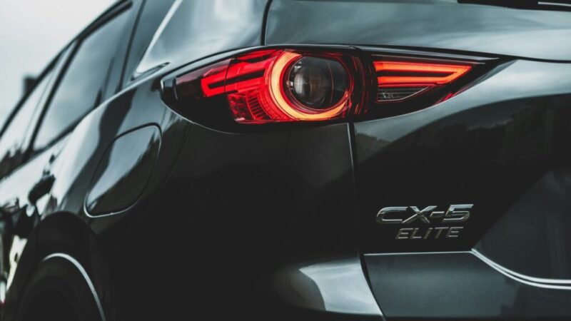 マツダディーラーコーティングの純正コーティングの種類と特徴について解説するイメージ