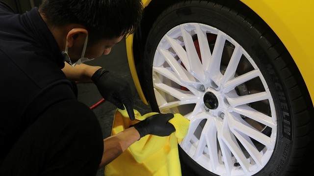 ホイールコーティングの下地処理作業