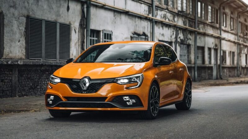 カーコーティングの種類と特徴について解説するイメージ