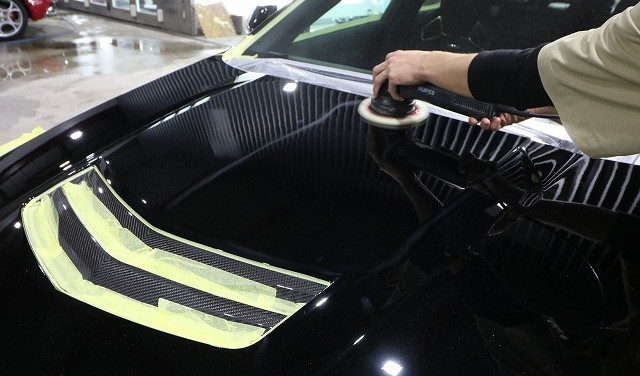 ボンネットを磨いている様子