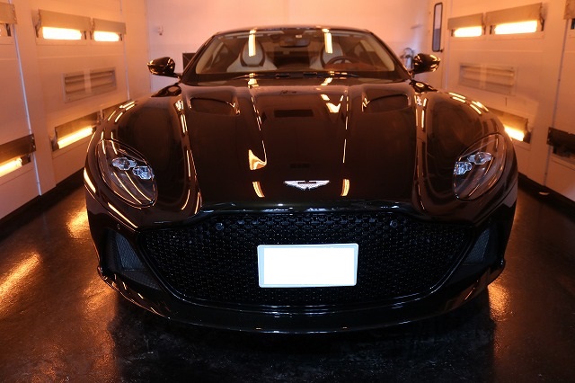 アストンマーティン・DBSにセラミックコーティングを施工