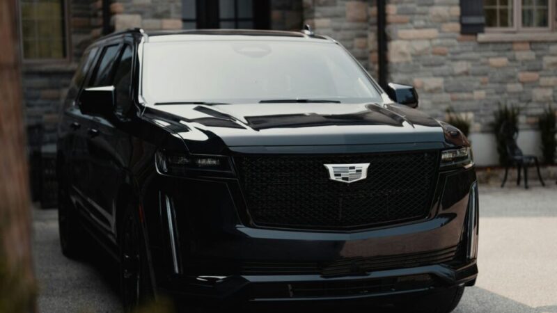 キャデラック車種へのコーティング施工の必要性について解説するイメージ