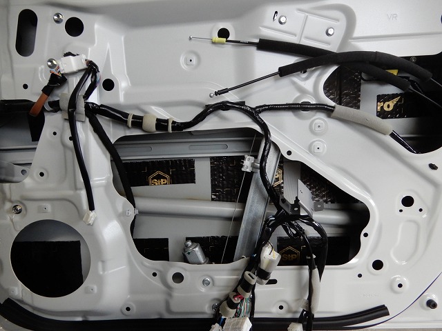 スバルのWRXにドアデッドニング施工　制振材貼り付けの画像