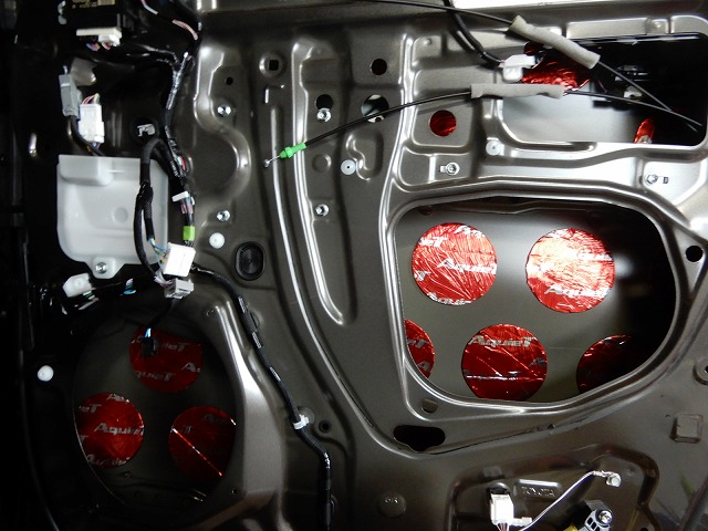 トヨタのアルファードへデッドニング施工　制振材貼り付け画像