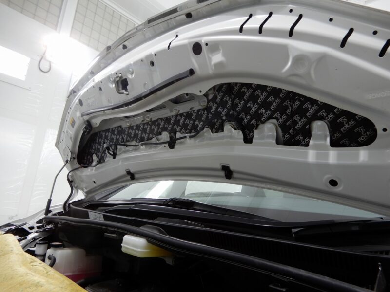トヨタ　アルファード　デッドニング　タイヤデッドニング　エンジンルームデッドニング　施工　施工画像　