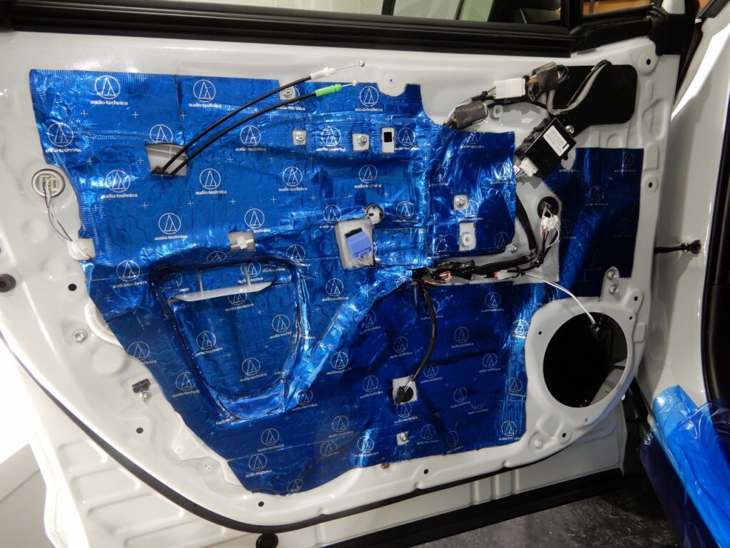 東京都よりお越しのお客様 アルファードにデッドニング施工ｂｌａｍスピーカー取り付けしました カーオーディオ デッドニング施工実績cbiic