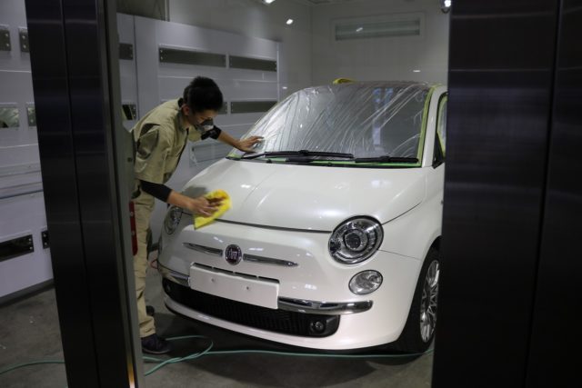 フィアット500C カーコーティング 施工中
