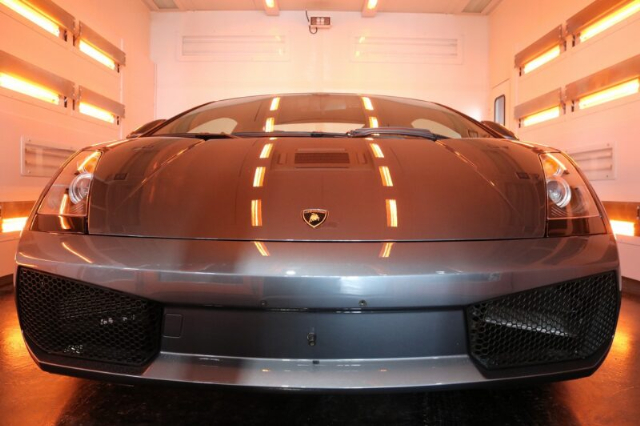 ランボルギーニガヤルドにカーコーティング　遠赤ブース