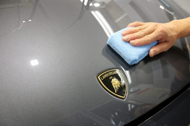 ランボルギーニガヤルドにカーコーティングを施工 塗布工程