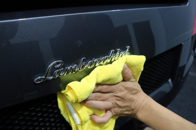 ランボルギーニガヤルドにカーコーティングを施工 拭き上げ