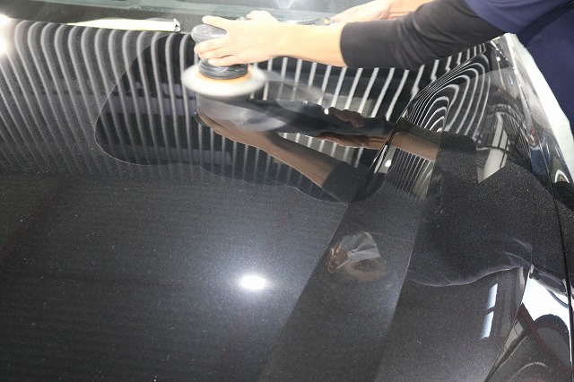 - トータルカービューティIIC BMW i4 カーコーティング施工 研磨作業