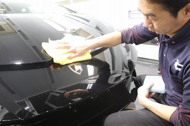 ランボルギーニウラカン コーティング剤拭き上げ中