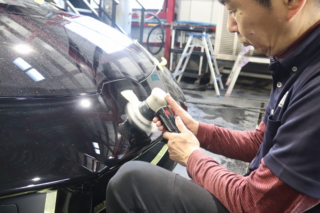 ランボルギーニウラカン 研磨作業中