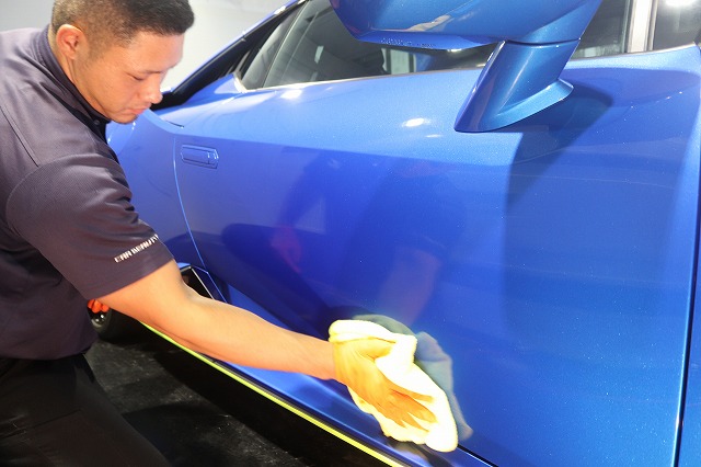 ランボルギーニ ウラカン コーティング剤拭き上げ中