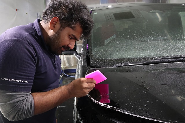 TOYOTAアルファード ボンネットにプロテクションフィルム施工中1