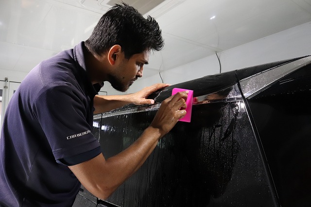 TOYOTAアルファード ボンネットにプロテクションフィルム施工中2