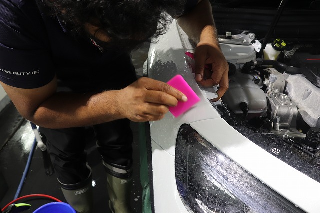 メルセデスベンツGLB プロテクションフィルム 施工中3