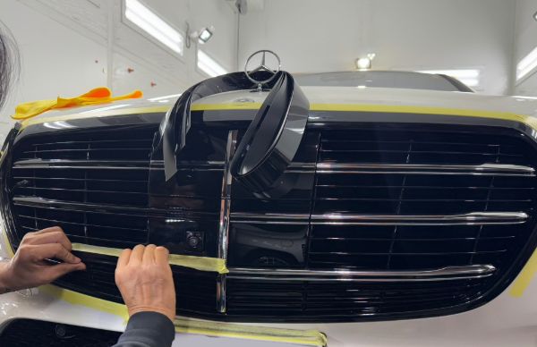 - ガラスコーティング剤通販ブログ ベンツにメッキプロテクションフィルムを貼っている様子