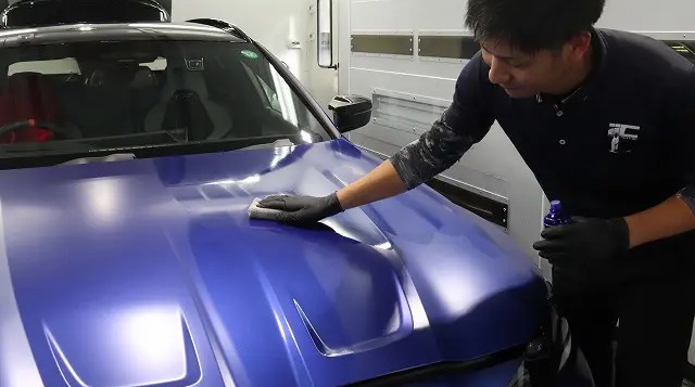 プロテクションフィルム施工後に専用コーティングを塗布している様子