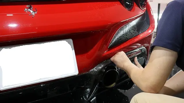 リアディフューザー　プロテクションフィルム施工中