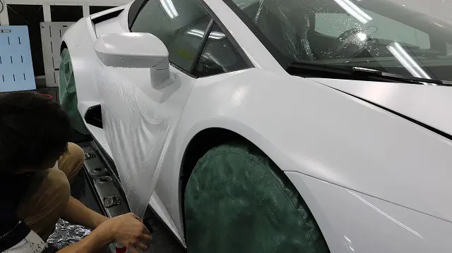 ドア部分にマットプロテクションフィルム施工中
