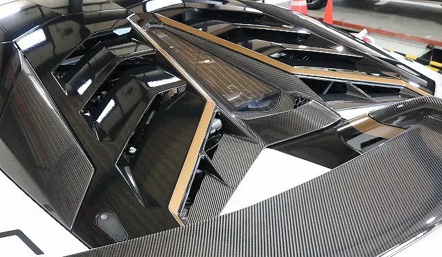 エンジンフードにゴールドラインラッピング施工後