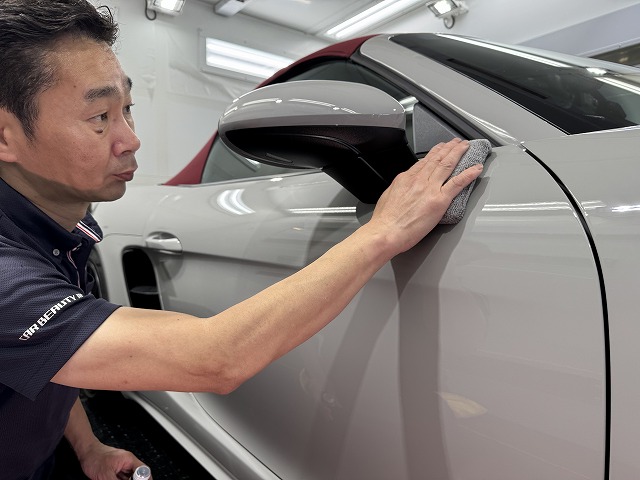 ポルシェ 718ボクスターにカーコーティング 施工中