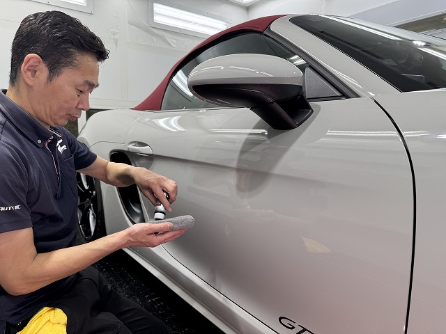ポルシェ 718ボクスターにカーコーティング 施工中2