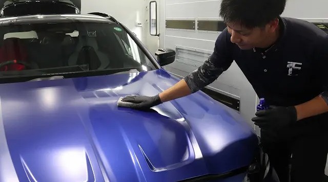 プロテクションフィルム専用のコーティングを施工している様子