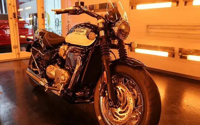 遠赤外線熱乾燥装置でバイクコーティングを乾燥させている様子
