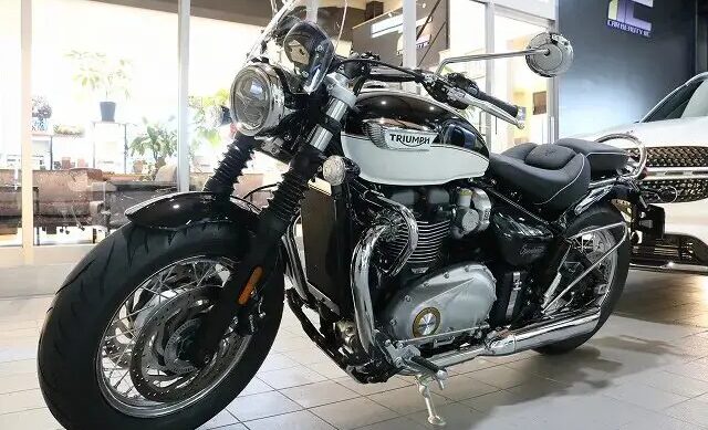 バイクコーティングの施工事例：トライアンフボンネビルにセラミックコーティング「セラミックプロ9H」を施工