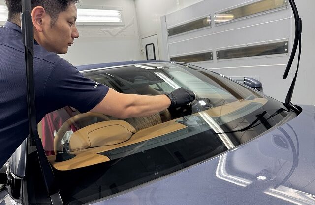 専用ブースでコーティング剤を塗布する様子