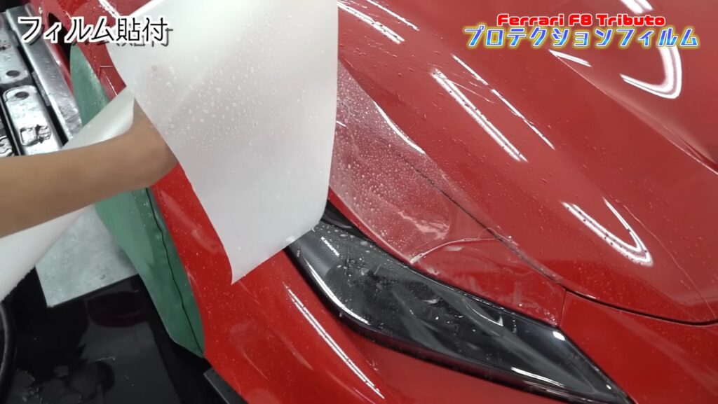 プロテクションフィルムとは“貼るタイプ”の高耐久保護フィルムであることを解説するイメージ