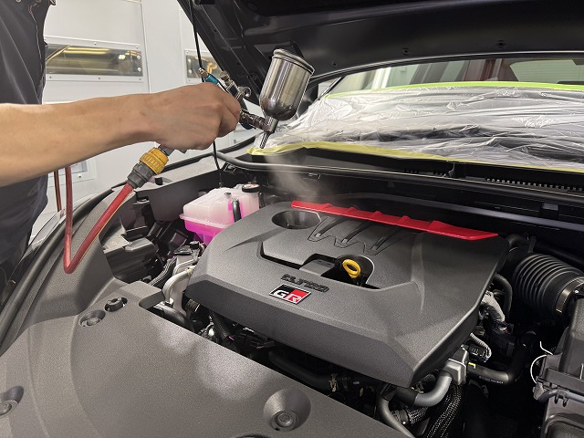 レクサスLBX MORIZO RR エンジンルームコーティング 施工中 - トータルカービューティIIC レクサスLBX MORIZO RR エンジンルームコーティング 施工中