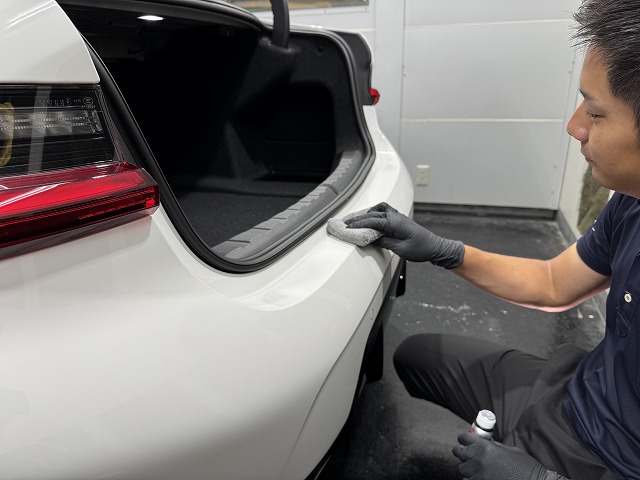BMW320iにカーコーティング施工中