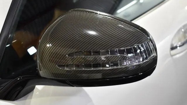 カーボン調フィルムの施工事例：メルセデスベンツ・AMG GTCのドアミラー・フロントリップにカーボン調フィルムを施工