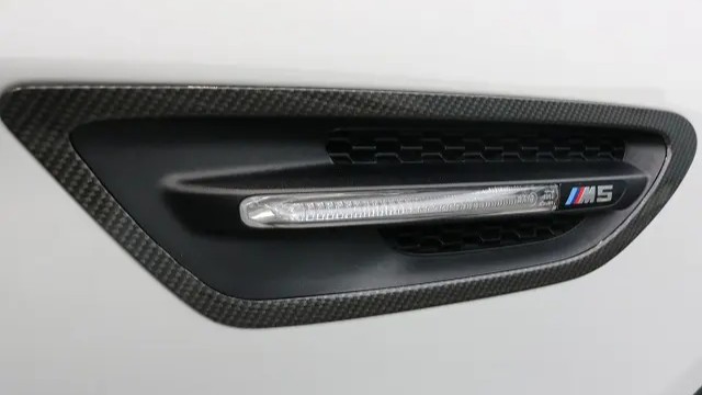 カーボン調フィルムの施工事例：BMW・M5のサイドミラー・フロントフェンダーパーツにカーボン調フィルムを施工