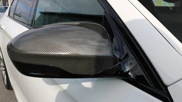 BMW・M5のミラーにカーボン調フィルムを貼った完成写真