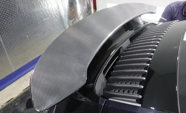 カーボン調フィルムの施工事例：ポルシェ911ターボSのリアウイングにカーボン調フィルムを施工