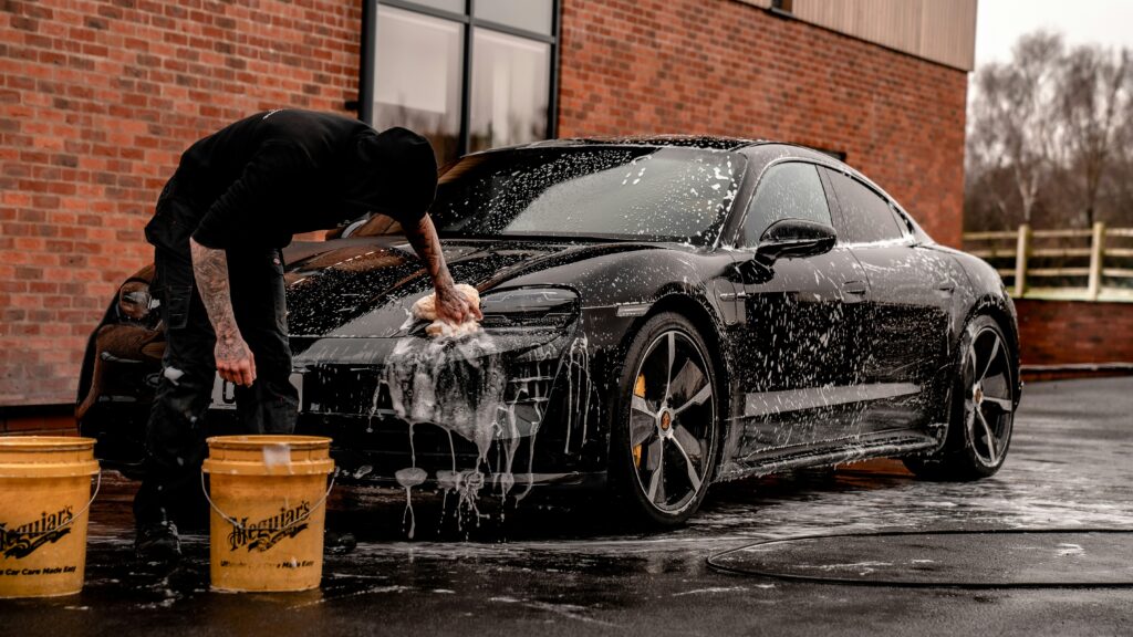 梅雨における洗車のベストなタイミングは「雨が降る前後」であることを解説するイメージ