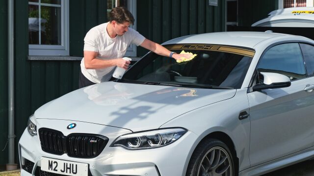 車の虫取りにおすすめのクリーナーを紹介するイメージ
