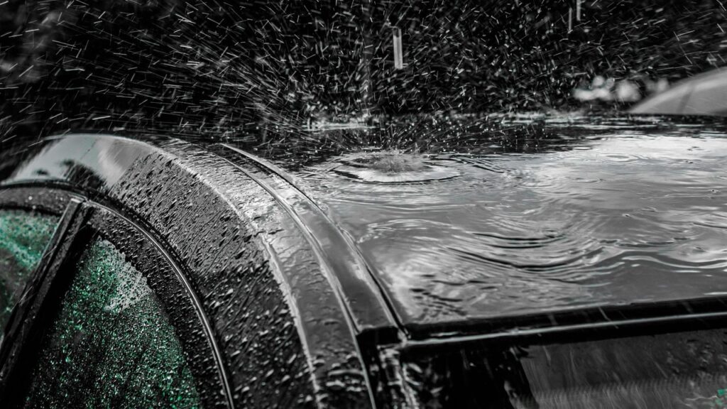 梅雨の時期でもこまめな洗車が必要であることを解説するイメージ