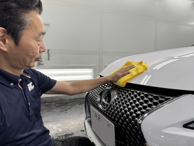 レクサスLCにカーコーティングの施工中2