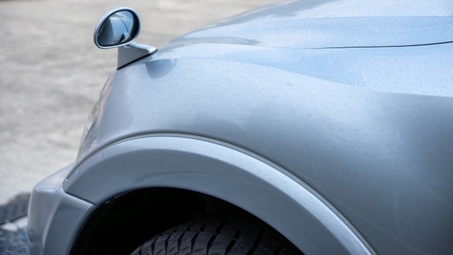 プラスチック・樹脂パーツのコーティングはDIY施工も可能であることを解説するイメージ