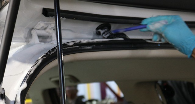 リアドア周辺のエッジ部分を洗浄している様子