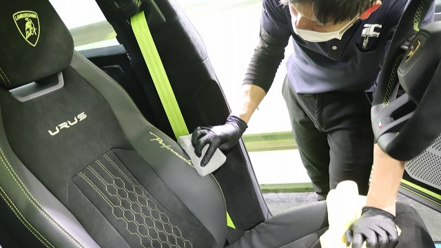 ランボルギーニ・ウルス ペルフォルマンテのシートにレザーコーティングを施工している様子