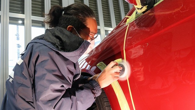 ドア部分を磨いている様子