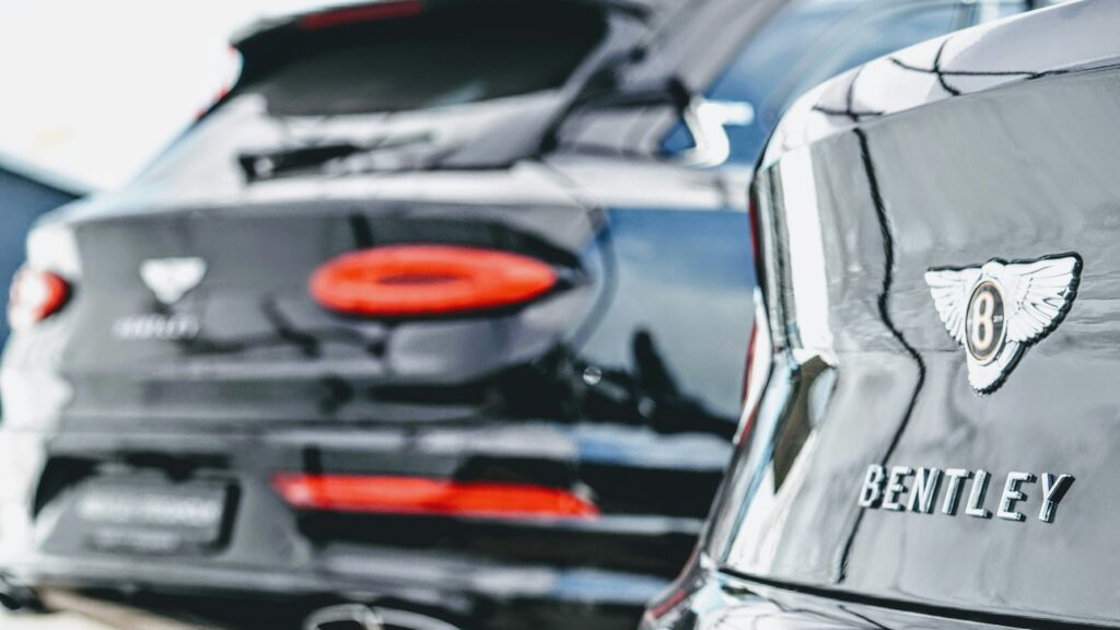 ベントレーへのコーティングは専門店での施工がおすすめであることを解説するイメージ