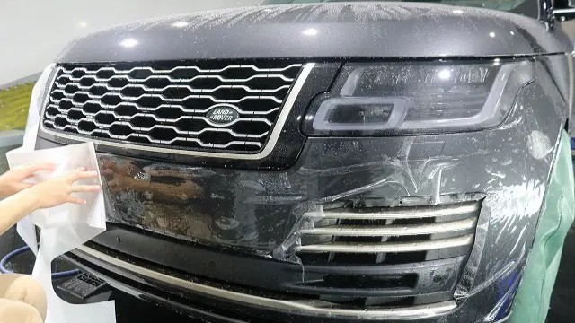 コーティングで防げない飛び石・擦り傷対策にはプロテクションフィルムもおすすめであることを解説するイメージ